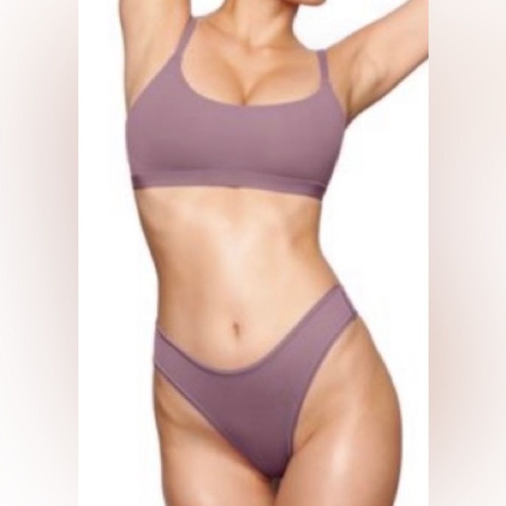 NWT SKIMS Fits everybody thong